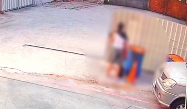 警方调阅监视器发现，薛姓男子男扮女装，戴着假髮穿着红色洋装，丢鸡蛋后就徒步前往搭乘捷运离去。（翻摄照片／高雄洪靖宜传真）