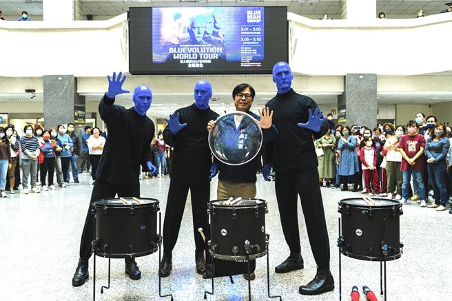 百老匯最幽默喜劇「藍人樂團」以全新節奏再度登台，今（27）日藍人在下班時段，突襲高雄市政府，市長陳其邁還笑咪咪加入打擊行列演奏，現場氣氛超歡樂。（寬宏藝術提供）