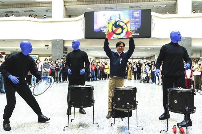 百老匯最幽默喜劇「藍人樂團」以全新節奏再度登台，今（27）日藍人在下班時段，突襲高雄市政府，市長陳其邁還笑咪咪加入打擊行列演奏，現場氣氛超歡樂。（寬宏藝術提供）