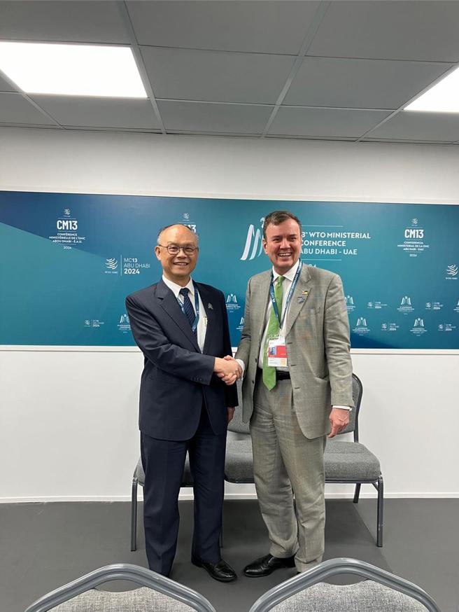 行政院政委、经贸办总谈判代表邓振中（左）与英国商业暨贸易部贸易政策副部长Greg Hands进行会谈。图／经贸办提供