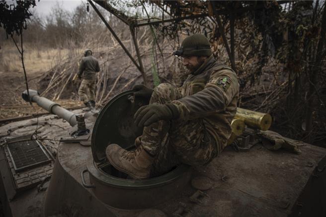 烏東交戰前線的烏軍使用自走炮的檔案照。（美聯社）