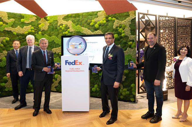 联邦快递27日启用位于新加坡的新地区总部。新加坡经济发展局主席方章文（左起）、联邦快递集团航空与国际业务总裁兼执行长施诺贤、新加坡外交部长维文、联邦快递集团总裁兼执行长辛柏文、美国驻新加坡大使约纳坦．卡普兰、联邦快递亚太、中东和非洲地区总裁裴佳华出席。图／联邦快递提供