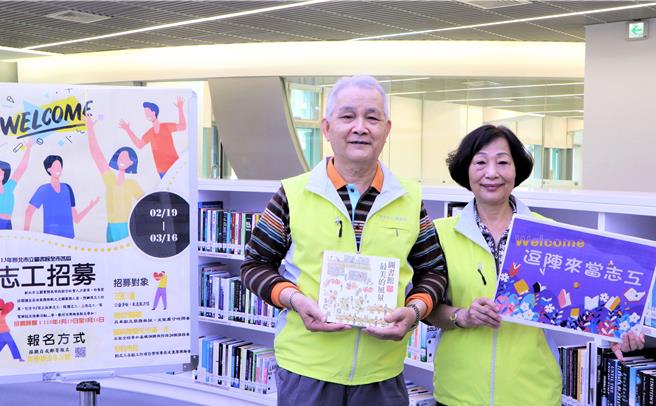 林昭成与吴苏兰伉俪携手担任新北市立图书馆的志工迄今14年，身为图书馆「整架生力军」，服务时数将近4000小时。（新北市图提供）