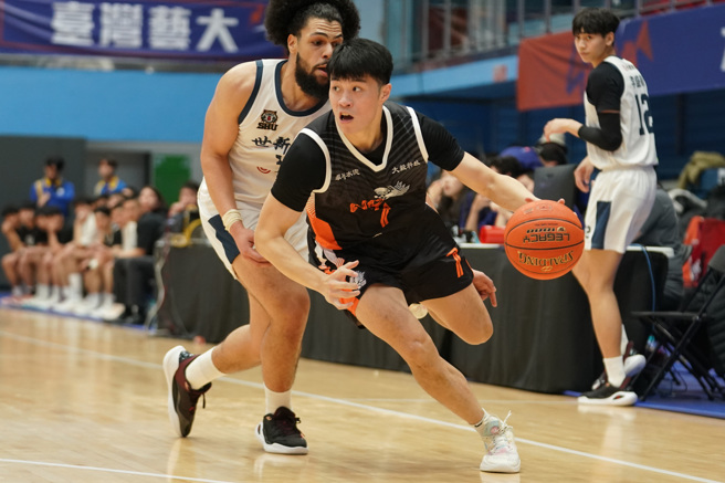 國體隊長陳冠中（前）本階段傷癒復出，複賽首場貢獻全隊唯一上雙10分。（大專體總提供）