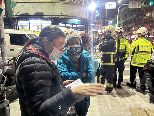 附近經營小吃店的黃姓老闆娘表示，她下午4點多正在店內洗碗時，忽然聽到「磅」一聲重響，當時嚇一大跳。（圖／劉詠韻攝）