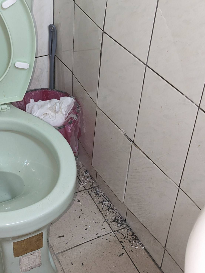 墻壁上的磁磚也有剝落痕跡。（圖／民眾提供）