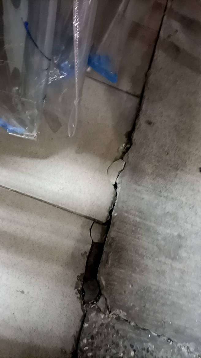 三重大樓今日傾斜事故，導致附近店家的廁所磚塊裂開。（圖／民眾提供）