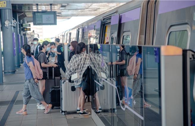 因應台北市衛生局27日公布今年新增首例麻疹境外移入確定病例足跡，桃捷公司緊急應變，加強環境清潔消毒工作。圖為機捷月台示意圖。（桃捷提供／蔡明亘桃園傳真）