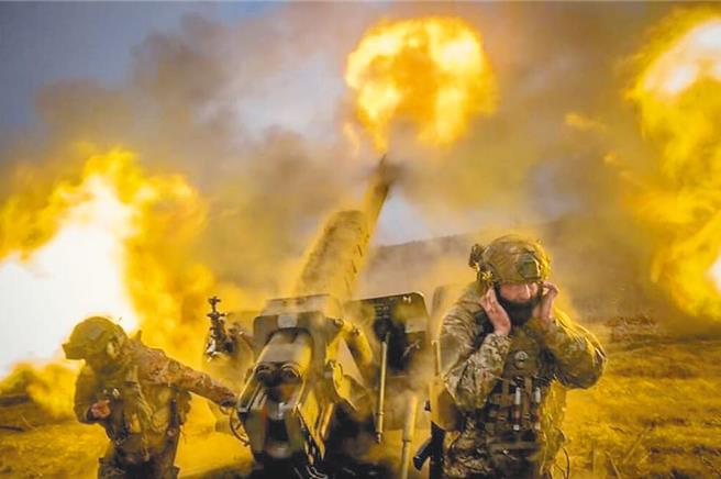 美國軍援烏克蘭155公釐M777榴彈砲，是對抗俄羅斯入侵的利器，但目前烏軍陷入彈藥不足的窘境。（翻攝自烏克蘭國防部官網）