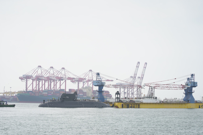 潜舰国造原型舰海鲲军舰浮船作业，海鲲军舰脱离浮坞。（图／台船提供）