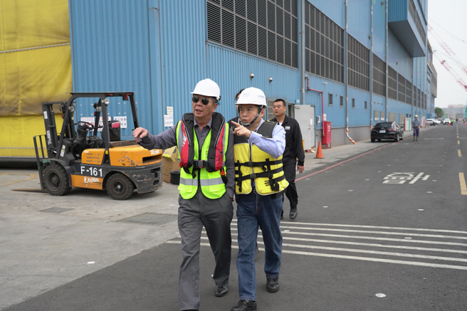 台船公司郑文隆董事长(右)、海昌计画专案召集人黄曙光(左)谘委带队随船进行海鲲军。（图／台船提供）