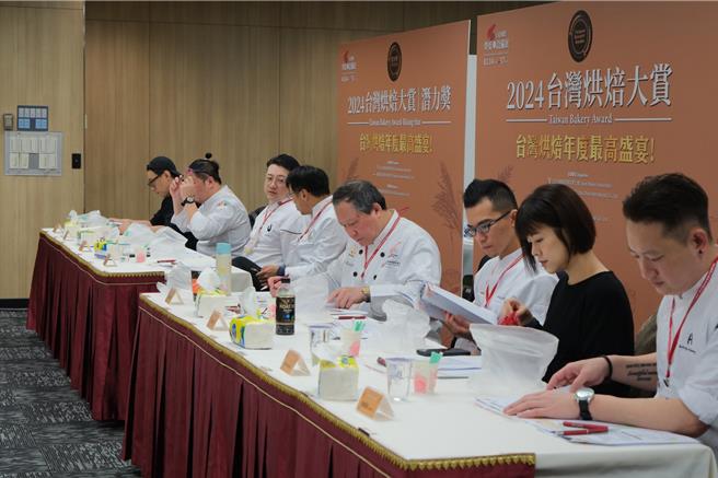 「2024台湾烘焙大赏 潜力奖」由中华谷类食品工业技术研究所施坤河所长所率领的专业评审团，于27日严选出全台最强布丁。(展昭国际企业股份有限公司提供)