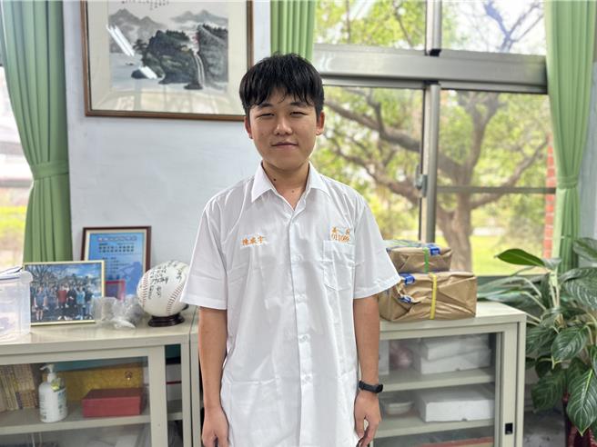 考前3個月書本、講義被燒光，美和高中陳威宇逆勢考出好成績。(林和生攝)