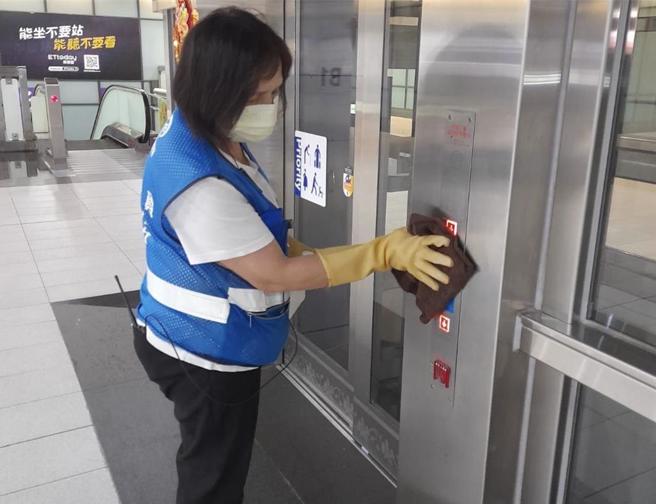 台北市衛生局27日公布今年新增首例麻疹境外移入確定病例足跡，機捷加強清潔消毒作業。（桃捷提供／蔡明亘桃園傳真）