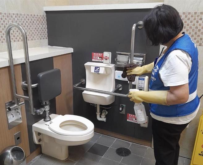 台北市衛生局27日公布今年新增首例麻疹境外移入確定病例足跡，機捷加強清潔消毒作業。（桃捷提供／蔡明亘桃園傳真）