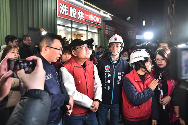 新北市長侯友宜趕往現場視察強調，立即勒令停工並將該建商列為黑名單。（新北市政府提供）