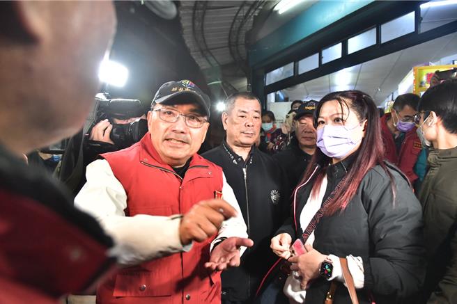 新北市長侯友宜趕往現場視察強調，立即勒令停工並將該建商列為黑名單。（新北市政府提供）