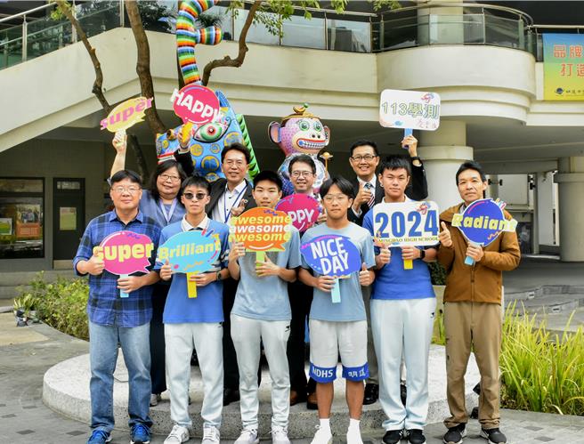 大学学测27日放榜，台中市明道高中有4人考出国、英、数A、自然60满级分，其中，刘𧙗丞更考出6科90满级分，创下明道学子考出6科90满级分三连霸。（明道高中提供／潘虹恩台中传真）