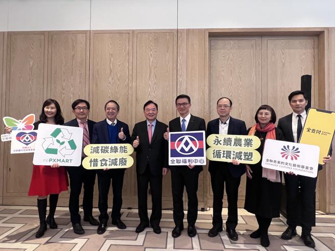 全聯董事長林敏雄（左4）與全聯總經理蔡篤昌（左5），宣布今年全聯展店目標將破1200店。（吳奕萱攝）