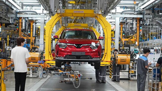 亚洲开发银行等预估越南经济增长在2024年可望逐步恢復，最高成长可达6.2％，景气的復甦将为今年越南股市添利多。图／美联社