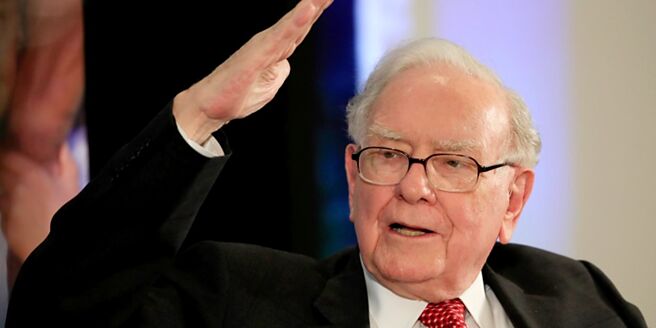 股神巴菲特喊话加码，日本5大商社股价今年累涨幅度均达两位数，超车美股。图／美联社