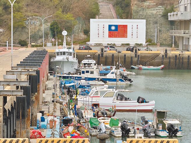 大陆执法船加强金厦海域巡查，金门新湖渔港渔民26日表示，最近大家都比较少出海，如果出去也都在近海作业。（于家麒摄）