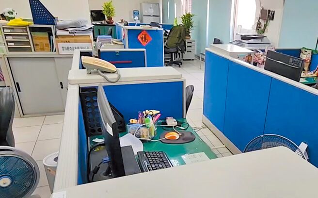 云林县府政风处吴姓女科员去年底以照顾外公为由申请留职停薪，却被检举从事直销工作，已于本月23日提出辞呈，26日吴女办公位置仍留有其物品。（张朝欣摄）