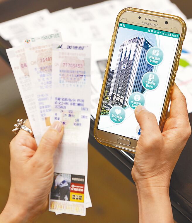 财政部26日公布今年1、2月期云端统一发票中奖组数约176.6万组，其中500元云端发票只有165万组，相较去年同期缩减50万组。（本报资料照片）