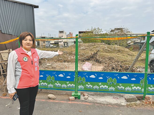 台中市东区「泉源糖厂停车场」去年3月举行动工典礼，原本预计去年底完工，但该处基地至今仍杂草丛生，市议员陈雅惠26日抨击市府行政效率太差。（陈雅惠提供／林欣仪台中传真）