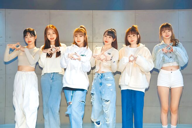 《炸裂吧！女孩》黃隊成員Judy（左起）、于齊薇、草莓、梓梓、畇二、珮含26日現身舞蹈教室，為冠軍賽進行排練。（好看娛樂提供）