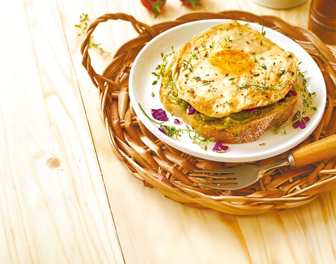 大润发煎给能植物荷包蛋，12个原价369元，特价339元。（大润发提供）