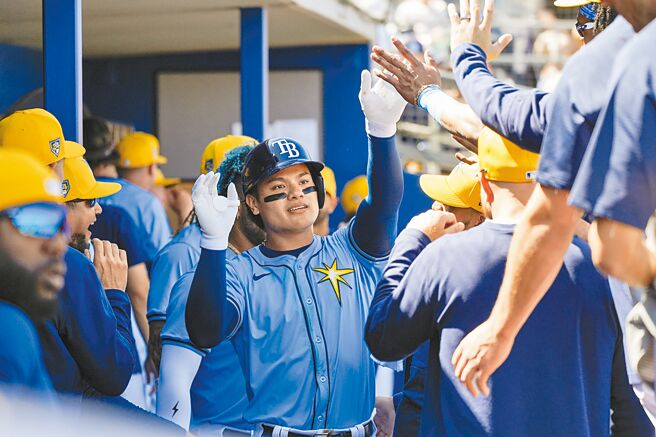 张育成敲出阳春弹后回到休息区跟队友庆祝。（美联社）