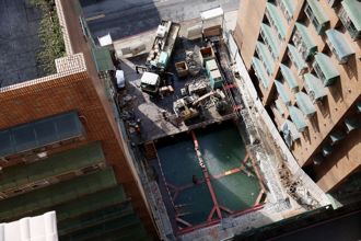 直播》建商首次蓋房就出事 害三重民宅傾斜急撤73人