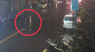 違規穿越馬路！行人搶快遭撞飛 騎士連人帶車慘犁田