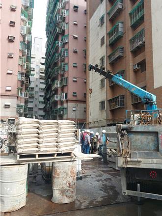 三重傾斜屋稍微回正！新北市府派技師陪住戶返家檢視