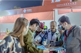 難忘43年前的恩情！61歲日籍男遠渡重洋投入台灣燈會志工