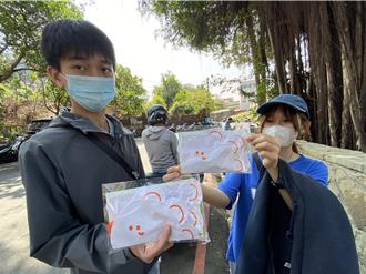 起大早上山排隊拿「多多龍」提燈！等了5個多小時 終如願