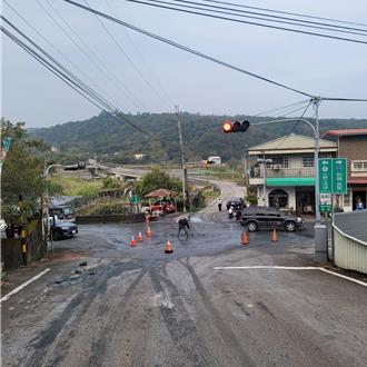 大貨車淤泥沿路掉滿地 害騎士慘摔！駕駛吊扣駕照、開罰送辦