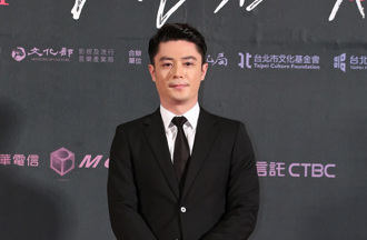 霍建華機場遭代拍圍堵 「霸氣1舉動」反轉局勢