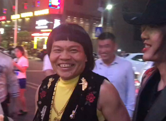 「周星驰御用丑角」八両金街头被捕获 70岁现况曝光