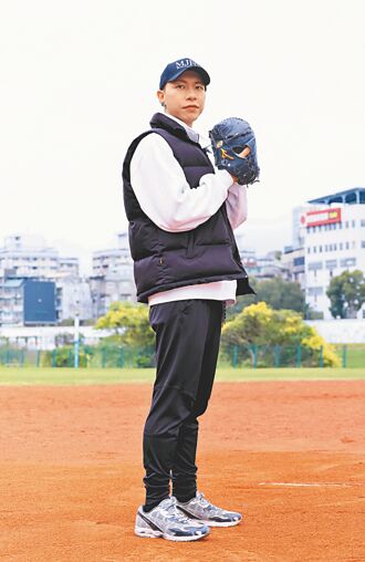 小春恢单4年 靠手机手表当称职爸