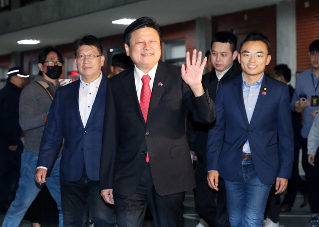 圖為國民黨立法院黨團書記長洪孟楷（右起）、總召傅崐萁、首席副書記長林思銘22日前往立法院康園與民眾黨主席柯文哲及黨團三長餐敘。（資料照,姚志平攝）