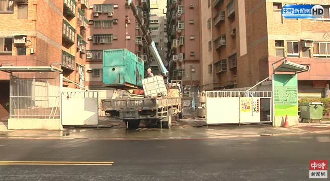 工务局今一早继续昨晚的灌水施工。（翻摄画面）