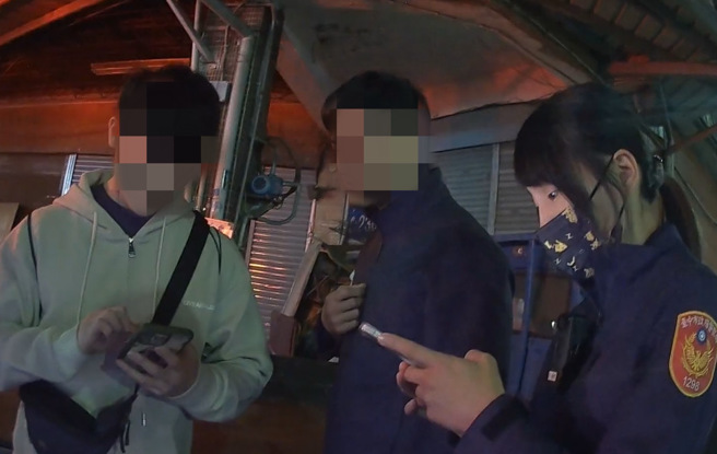 劉男突然癲癇發作癱倒在貨車旁抽搐，警方獲報趕抵現場即刻救援。（翻攝畫面）