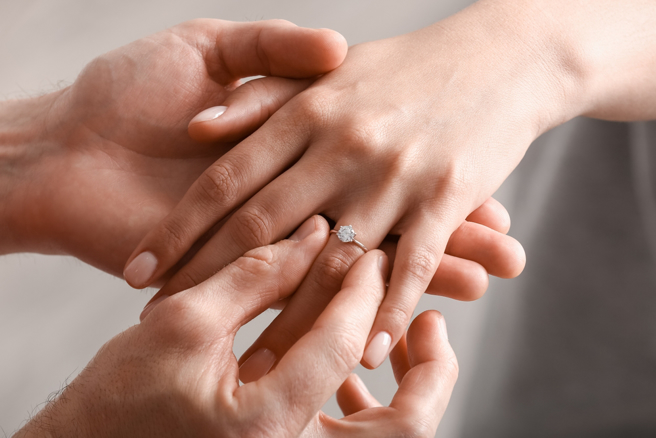 女友答應求婚，下秒卻掏「婚前協議」，引起網友討論。（圖：shutterstock／達志）