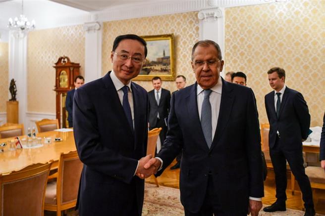大陸副外長孫衛東在訪俄期間，與俄羅斯外長拉夫羅夫舉行會見。（翻攝自大陸外交部）