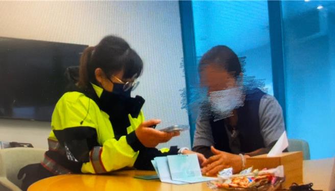 彰化警分局員警27日到彰化市的金融機構，耐心向疑遭詐騙的民眾解釋詐騙手法。（警方提供／孫英哲彰化傳真）