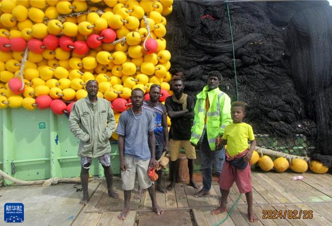 陆渔船在索罗门群岛海域救起漂流月余6名遇险者。2月26日6名获救的巴布亚纽几内亚遇险人员在上海开创远洋渔业有限公司马绍尔群岛籍船舶LOMETO上合影。（新华社╱LOMETO渔船提供）