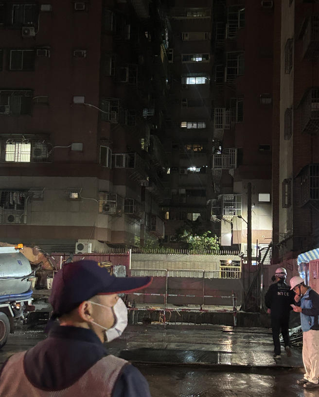 新北市三重一处新建案工地昨天下午发生倾斜，不料事后再传附近公寓发生「瓦斯外泄」事故。（图 / 刘咏韵摄）