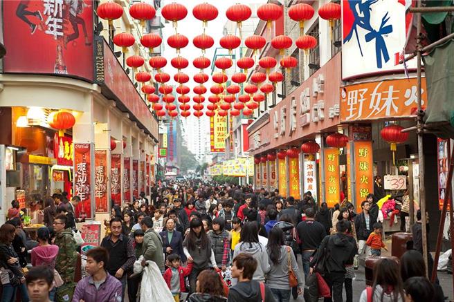 随着大陆多地春节假期促消费活动政策结束，不少地区陆续披露成绩单，2024春节假期消费规模同比去年与2019年均明显攀升。（示意图:shutterstock/达志）
